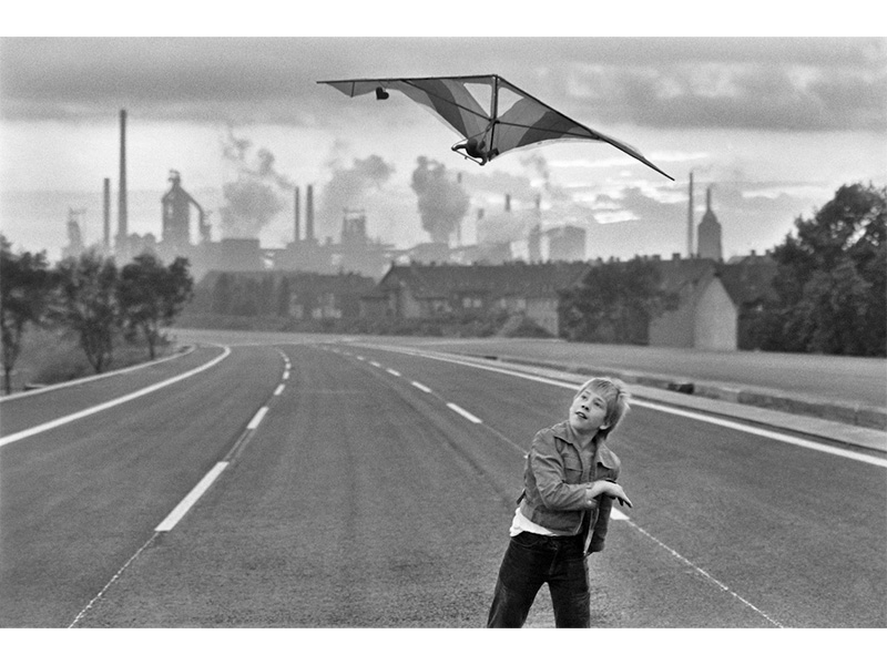 Rudi Meisel, Autobahn A 42 vor der Freigabe, im Hintergrund die August-Thyssen-Hütte, Bruckhausen, Duisburg, BRD, 1979